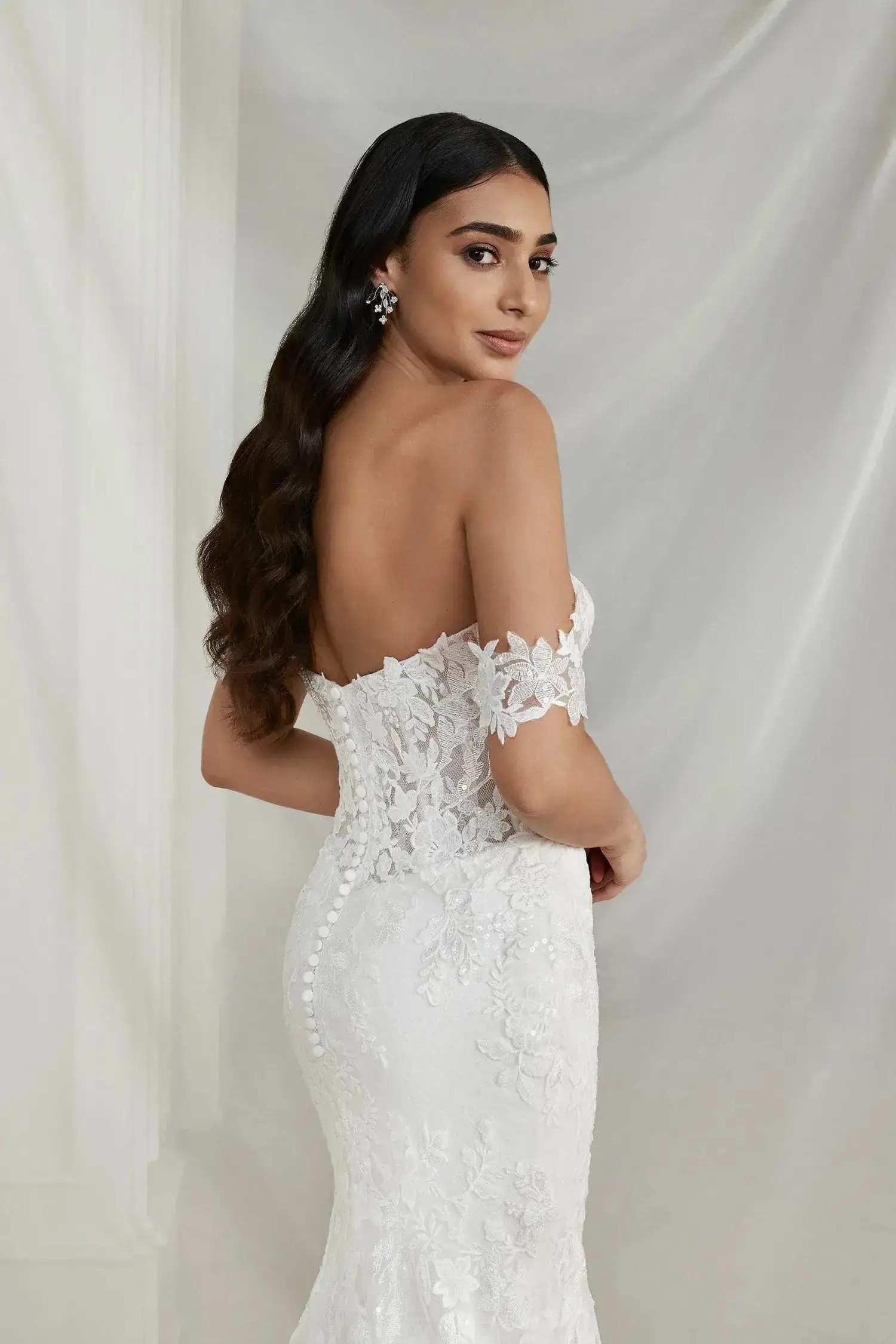 Romantic Silhouettes: Wedding Dresses That Celebrate Everlasting Love Image
